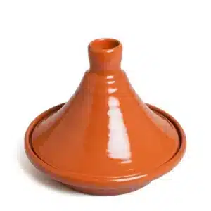 Tajine en terre cuite 100% marocain, idéal pour la préparation de plats mijotés savoureux et authentiques. Pièce unique fabriquée à la main, avec un design traditionnel et une finition de haute qualité. Parfait pour une utilisation sur tous les types de feux, y compris l'induction.