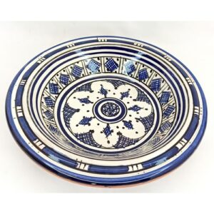 Assiette à couscous en poterie artisanale, disponible en bleu et noir. Pièce unique fabriquée à la main, idéale pour la présentation et le service du couscous. Design traditionnel et authentique, pour un repas convivial et savoureux.