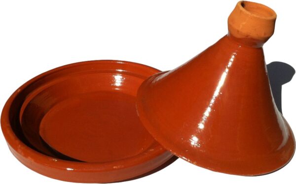 Tajine en terre cuite 100% marocain, idéal pour la préparation de plats mijotés savoureux et authentiques. Pièce unique fabriquée à la main, avec un design traditionnel et une finition de haute qualité. Parfait pour une utilisation sur tous les types de feux, y compris l'induction.